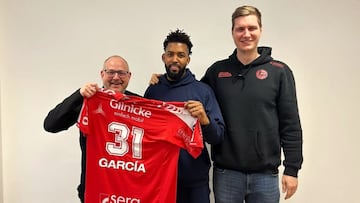 Dariel García, en el centro, con los dirigentes del Melsungen.