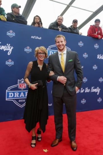 Carson Wentz junto a su madre.