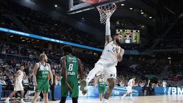 Vincent Poirier machaca ante el aro del Zalgiris Kaunas.