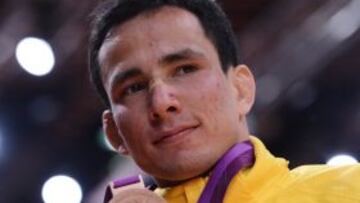 Felipe Kitadai posa con la medalla de bronce.
