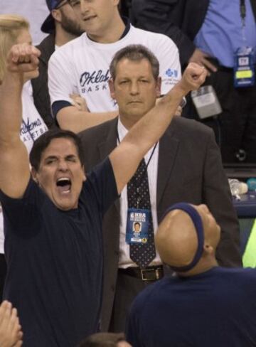Mark Cuban, propietario de los Dallas Mavericks celebra la victoria.
