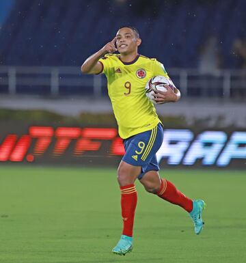 Con un gol en el último minuto, la Selección Colombia salvó un punto en el encuentro ante los dirigidos por Scaloni.  Luis Fernando Muriel y Miguel Borja anotaron. 