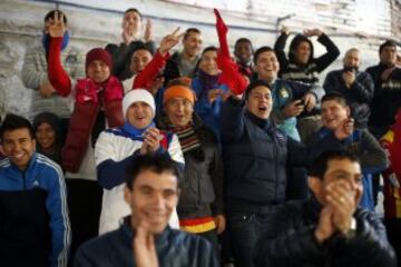 Prisioneros observan un partido de fútbol entre reclusos de la selecciones chilena y resto de América en la penitenciaria de Santiago (Chile)