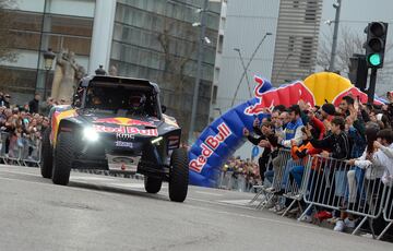 La ganadora del Rally Dakar 2024, Cristina Gutiérrez, realiza un circuito urbano por las calles de Burgos con una afición entregada.