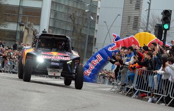 La ganadora del Rally Dakar 2024, Cristina Gutiérrez, realiza un circuito urbano por las calles de Burgos con una afición entregada. 