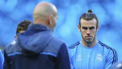 Gareth Bale atiende a la charla de Zinedine Zidane en el Etihad Stadium durante el entrenamiento previo a la ida de semifinales de la Champions de 2016 contra el Manchester City.