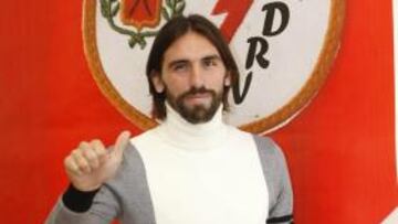 <b>DESPEDIDA. </b>Jordi levanta el pulgar ayer en su adiós del Rayo.