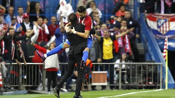 Carrasco se abraza a Simeone tras el 3-1 en el Atlético-Granada de 2016.