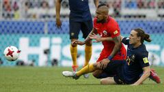 Futbol, Chile vs Australia
El jugador de la seleccion chilena Arturo Vidal, centro, disputa el balon con Jackson Irvine de Australia durante el partido del grupo B de la Copa Confederaciones en el estadio Arena Spartak de Moscu, Rusia.
25/06/2017
Andres Pina/Photosport
*******

Football, Chile vs Australia
Chile's player Arturo Vidal, center, battles for the ball against Jackson Irvine of Australia during the group B football match of the Confederations Cup at the Spartak Arena in Moscow, Russia.
25/06/2017
Andres Pina/Photosport