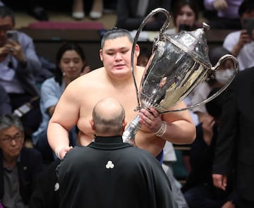 Onosato recoge el trofeo de campeón.