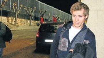 <b>LA LLEGADA. </b>Tobias Grahn llegó ayer al Nou Estadi acompañado de su representante. Conoció a Sicart y fue a pasar la revisión médica.