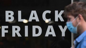 Un cartel anuncia una rebaja de precio para el Black Friday en el escaparate de una tienda en Madrid el 23 de noviembre de 2020.