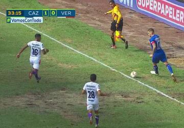 Esta jornada 8 nos dejó varias acciones que nos demuestran que el uso de la tecnología sigue siendo necesario para ayudar a los silbantes a llevar mejor los partidos. En el Puebla vs Monterrey vimos cómo le anularon un gol que debió ser válido a Puebla y a Veracruz le regalaron un penal inexistente. Pero la jugada más clara fue en el gol de Roberto Alvarado cuando previo al centro de Elías Hernández, Edgar Méndez había dejado salir la pelota del campo claramente, por lo que la jugada no debió continuar.