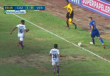 Esta jornada 8 nos dejó varias acciones que nos demuestran que el uso de la tecnología sigue siendo necesario para ayudar a los silbantes a llevar mejor los partidos. En el Puebla vs Monterrey vimos cómo le anularon un gol que debió ser válido a Puebla y a Veracruz le regalaron un penal inexistente. Pero la jugada más clara fue en el gol de Roberto Alvarado cuando previo al centro de Elías Hernández, Edgar Méndez había dejado salir la pelota del campo claramente, por lo que la jugada no debió continuar. 