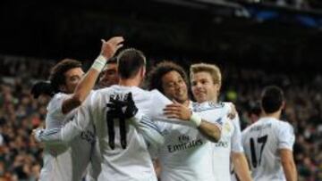 Los jugadores del Madrid felicitan a Bale.