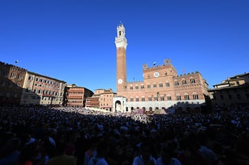 El recorrido transcurre en la céntrica Piazza del Campo, en  honor a la Virgen de Provenzano (Palio di Provenzano).