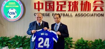 Javier Tebas, este lunes en Pekín, con la camiseta de Wu Lei.