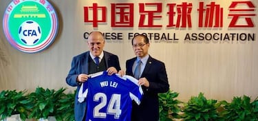 China vibra con su primer gol en 3.731 días y la portada del FIFA