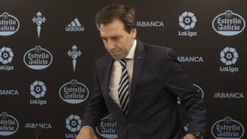 Felipe Miñambres, a punto de sentarse para comparecer en la sala de prensa de Balaídos.