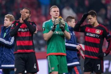 Los jugadores del Leverkusen Jonathan Tah, el portero Bernd Leno y Javier Hernandez saludan a los aficionados después de quedar eliminados en la Europa League 