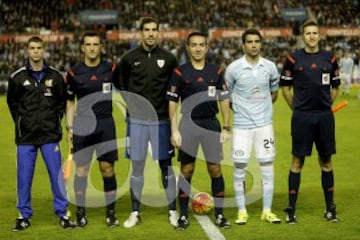 Partido Celta de Vigo-Athletic de Bilbao. El árbitro Pedro Jesús Pérez Montero arropado por los capitanes, Iraizoz y Augusto Fernández, los asistentes, José Manuel Matías Caballero y Alfonso Hernández Labellay el cuarto árbitro Álvaro Cadenas De Llano Delgado.