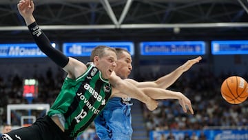 El jugador serbio del Río Breogán Aleksandar Aranitovic (d) ante el base sueco del Asisa Joventut Ludde Hakanson, durante el encuentro correspondiente a la 28ª jornada de Liga Endesa, disputado este domingo en el Pazo dos Deportes de Lugo.