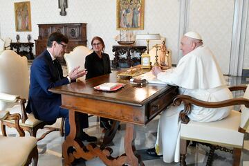 El Papa Francisco se reuni車 con el Secretario de Organizaci車n del Partido Socialista de Catalu?a, Salvador Illa Roca, y su esposa, Marta Estruch, durante una audiencia en el Palacio Apost車lico el 7 de marzo de 2024 en la Ciudad del Vaticano.