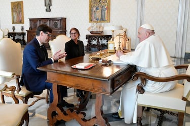 El Papa Francisco se reunió con el Secretario de Organización del Partido Socialista de Cataluña, Salvador Illa Roca, y su esposa, Marta Estruch, durante una audiencia en el Palacio Apostólico el 7 de marzo de 2024 en la Ciudad del Vaticano.
