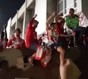 Los jugadores del Estrella Roja celebran el pase a Champions subidos a un carro de combate