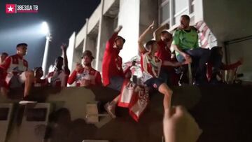 Los jugadores del Estrella Roja celebran el pase a Champions subidos a un carro de combate