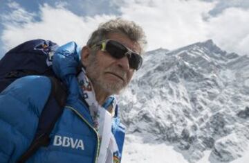 Carlos Soria alcanzó la cima del Annapurna, la décima montaña más alta del mundo y el duodécimo ochomil que supera el montañero, que a sus 77 años se convierte en el más longevo en coronar la durísima "Diosa de la Abundancia". Soria llegó a la cumbre hacia las 9.00 hora nepalí (3.15 gmt) después de un difícil ataque que se prolongó durante más de trece horas para cubrir los mil metros que separaban a la expedición BBVA desde el campo 4 hasta el objetivo final.