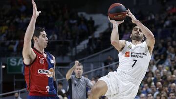 Facundo Campazzo lanza ante la defensa del Pato Garino durante el Real Madrid-Kirolbet Baskonia.