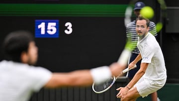 Carlos Alcaraz le devuelve la bola a Daniil Medvedev durante su último partido en Wimbledon.