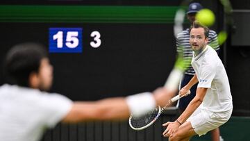 Carlos Alcaraz le devuelve la bola a Daniil Medvedev durante su último partido en Wimbledon.