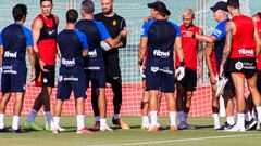 MAIORIS (MALLORCA), 12/08/2022.- Los jugadores del RCD Mallorca entrenan este viernes en el estadio de Son Bibiloni de Maioris, Mallorca. El Mallorca prepara el partido correspondiente a la primera jornada de LaLiga que lo enfrentará ante el Athletic el próximo lunes 15 de agosto en el estadio de San Mamés. EFE/ Cati Cladera
