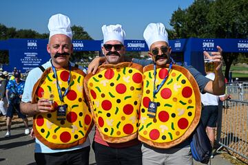 Curioso disfraz de estos aficionados. La paella y la cerveza presentes en el Marco Simone Golf & Country Club de Roma.