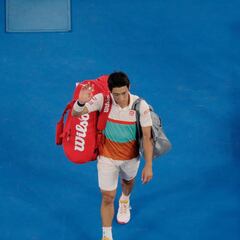 Nishikori abandona y Djokovic alcanza su séptima semifinal