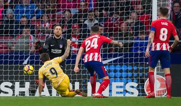 Cristian 'Portu' Portugués of Gerona beats Jan Oblak to make it 1-1.