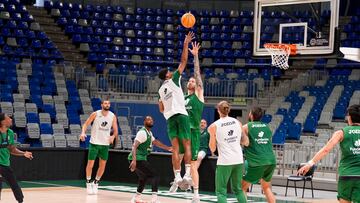Los jugadores del Unicaja, en el entrenamiento previo al partido ante el King Szczenin polaco.