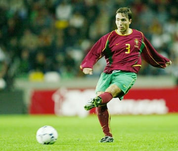 Actualmente entrena a la selección de fútbol de Portugal sub-21. El lateral izquierdo fue internacional con la selección de fútbol de Portugal en 45 ocasiones.