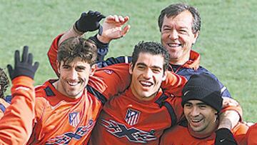 <b>BUEN ROLLO. </b>Paunovic, Antonio López, Ferrando e Ibagaza representan la felicidad rojiblanca.