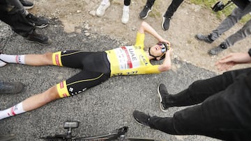 Saint Lary Soulan Col Du Portet (France), 14/07/2021.- Yellow Jersey Slovenian rider Tadej Pogacar of the UAE-Team Emirates celebrates after winning the 17th stage of the Tour de France 2021 over 178.4 km from Muret to Saint Lary Soulan Col du Portet, Fra