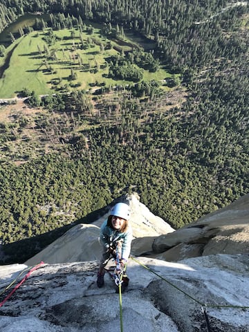 Selah Schneiter se han convertido en la persona más joven (10 años) es escalar el muro de Yosemite situado en las montañas de Sierra Nevada de California.