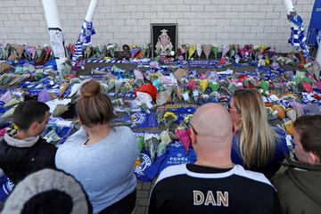 Leicester City football fans pay their respects outside the football stadium, after the helicopter of the club owner Thai businessman Vichai Srivaddhanaprabha crashed when leaving the ground on Saturday evening after the match, in Leicester, Britain, Octo