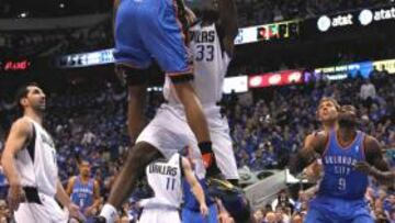 <b>ESPECTACULAR. </b>Kevin Durant machaca por encima de Haywood.