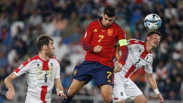 Tbilisi (Georgia), 08/09/2023.- Solomon Kverkvelia (L) and Giorgi Gocholeishvili (R) of Georgia in action against Alvaro Morata (C) of Spain during the UEFA Euro 2024 qualifying Group A soccer match between Georgia and Spain, in Tbilisi, Georgia, 08 September 2023. (España) EFE/EPA/DAVID MDZINARISHVILI
