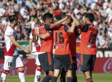 Los jugadores de la Real Sociedad celebran el gol marcado por su compañero, Carlos Alberto Vela ante el Rayo Vallecano, el primero del equipo, durante el partido de la trigésimo octava y última jornada de Liga, que disputan en el estadio de Vallecas. 