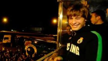 <b>UN DÍA PARA ENMARCAR. </b>Canales conoció de primera mano lo que significa Hoznayo. El de Valdenoja saludó desde el balcón tras su golazo en Pamplona el 27 de enero.