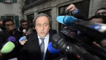 El presidente de la UEFA, el franc&eacute;s Michel Platini (c), tras una una audiencia preliminar del Tribunal de Arbitraje Deportivo (TAS).