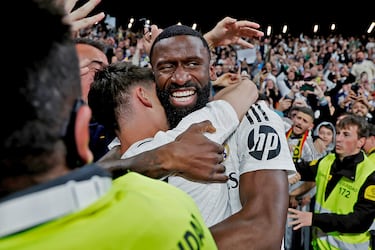 4-4. Antonio Rüdiger celebra el cuarto tanto con Arda Güler.